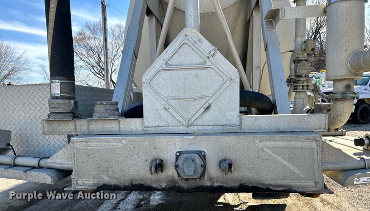 image for item EK4156 1992 J&L Tank 99.0.149 pneumatic dry bulk trailer