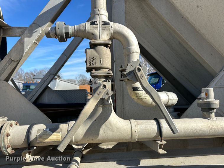 image for item EK4156 1992 J&L Tank 99.0.149 pneumatic dry bulk trailer