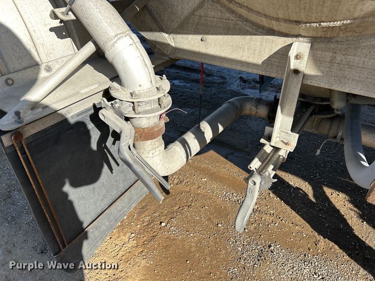 image for item EK4156 1992 J&L Tank 99.0.149 pneumatic dry bulk trailer