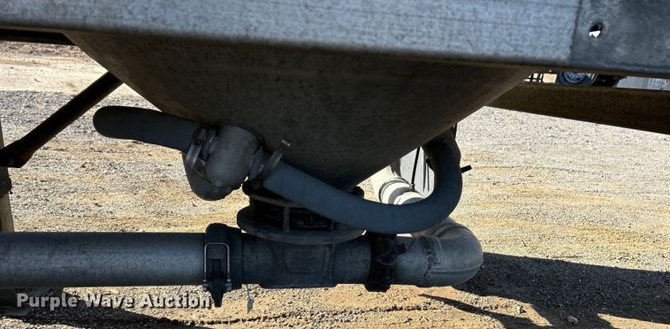 image for item EK4156 1992 J&L Tank 99.0.149 pneumatic dry bulk trailer