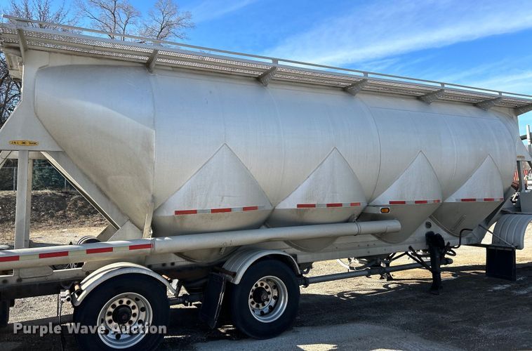 image for item EK4156 1992 J&L Tank 99.0.149 pneumatic dry bulk trailer