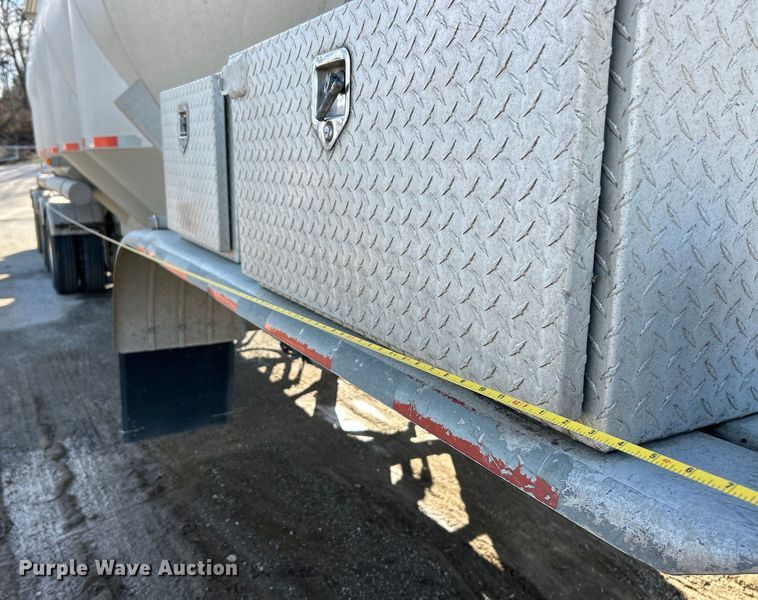 image for item EK4156 1992 J&L Tank 99.0.149 pneumatic dry bulk trailer