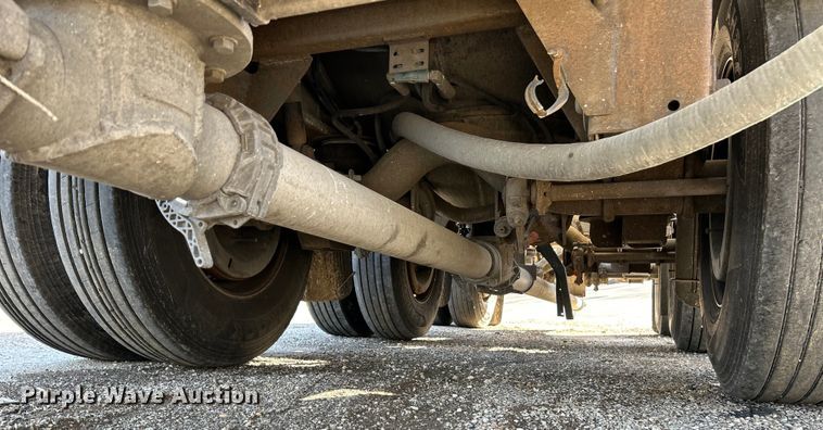 image for item EK4156 1992 J&L Tank 99.0.149 pneumatic dry bulk trailer