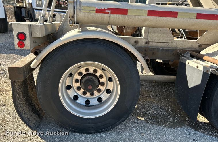 image for item EK4156 1992 J&L Tank 99.0.149 pneumatic dry bulk trailer