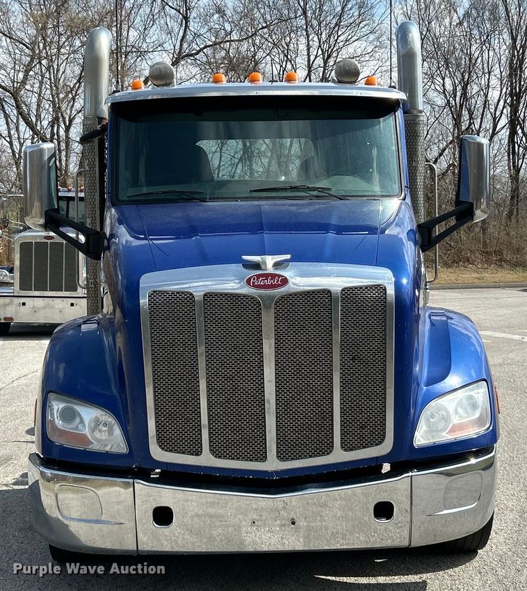 image for item EK4157 2017 Peterbilt 579 semi truck