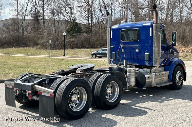 image for item EK4157 2017 Peterbilt 579 semi truck