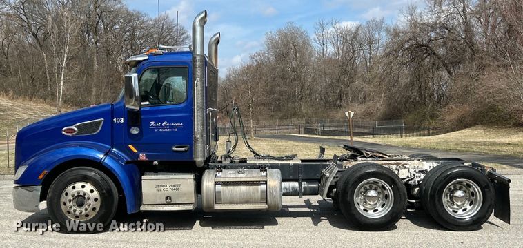 image for item EK4157 2017 Peterbilt 579 semi truck