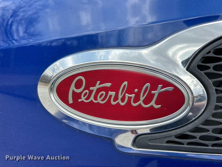 image for item EK4157 2017 Peterbilt 579 semi truck