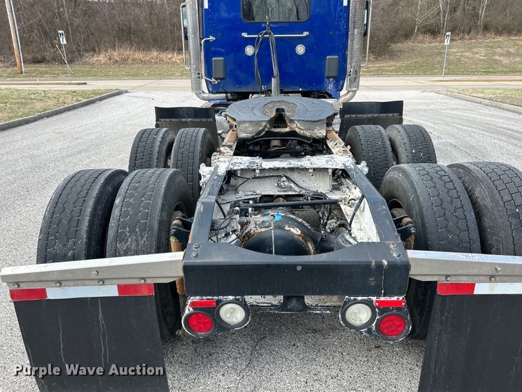 image for item EK4157 2017 Peterbilt 579 semi truck