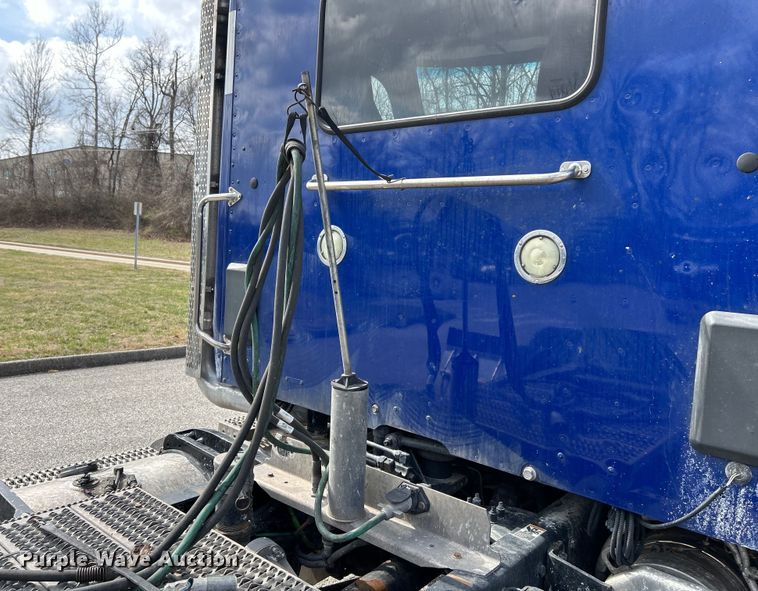 image for item EK4157 2017 Peterbilt 579 semi truck