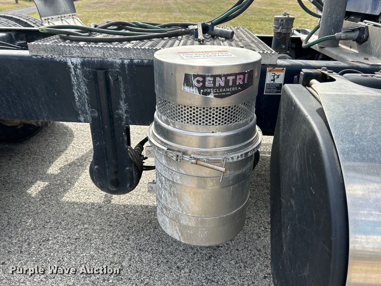 image for item EK4157 2017 Peterbilt 579 semi truck