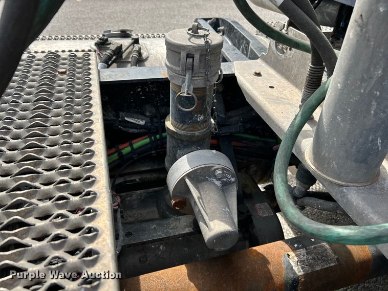 image for item EK4157 2017 Peterbilt 579 semi truck