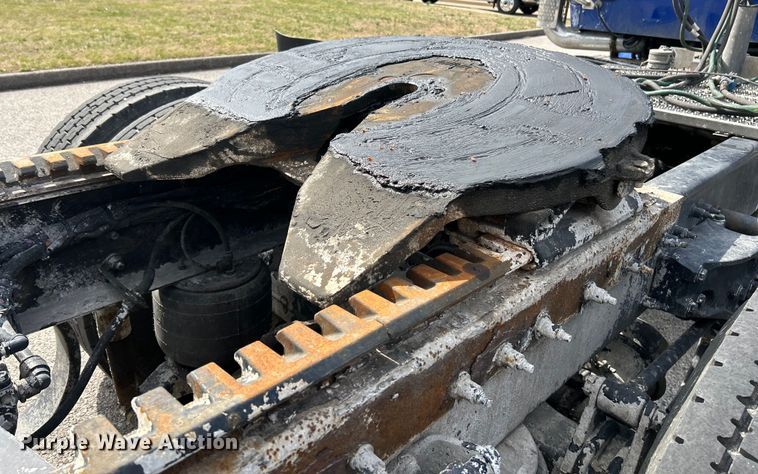 image for item EK4157 2017 Peterbilt 579 semi truck