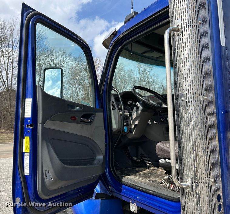 image for item EK4157 2017 Peterbilt 579 semi truck
