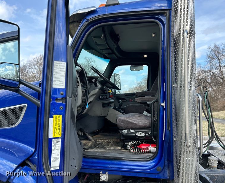 image for item EK4157 2017 Peterbilt 579 semi truck