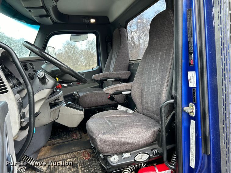 image for item EK4157 2017 Peterbilt 579 semi truck