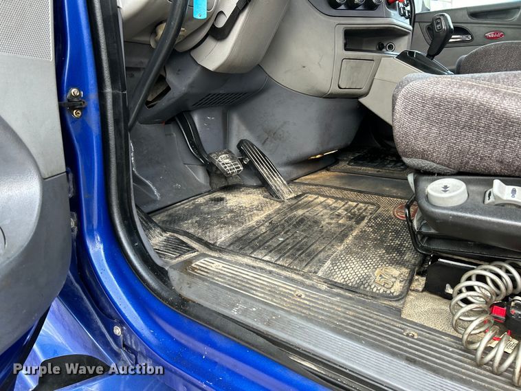 image for item EK4157 2017 Peterbilt 579 semi truck