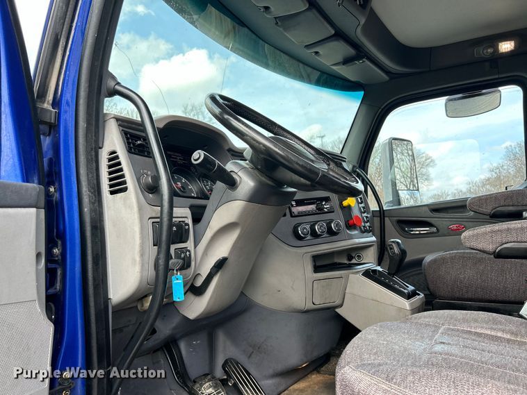 image for item EK4157 2017 Peterbilt 579 semi truck