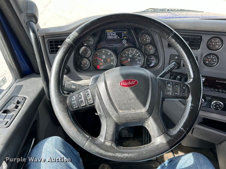 image for item EK4157 2017 Peterbilt 579 semi truck
