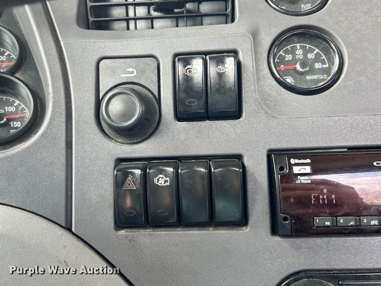 image for item EK4157 2017 Peterbilt 579 semi truck