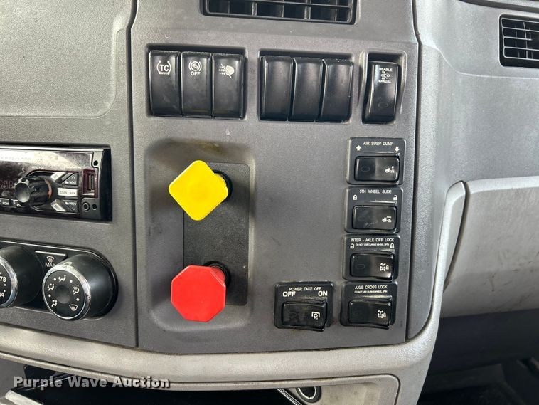 image for item EK4157 2017 Peterbilt 579 semi truck