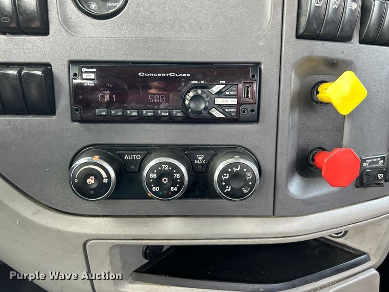 image for item EK4157 2017 Peterbilt 579 semi truck