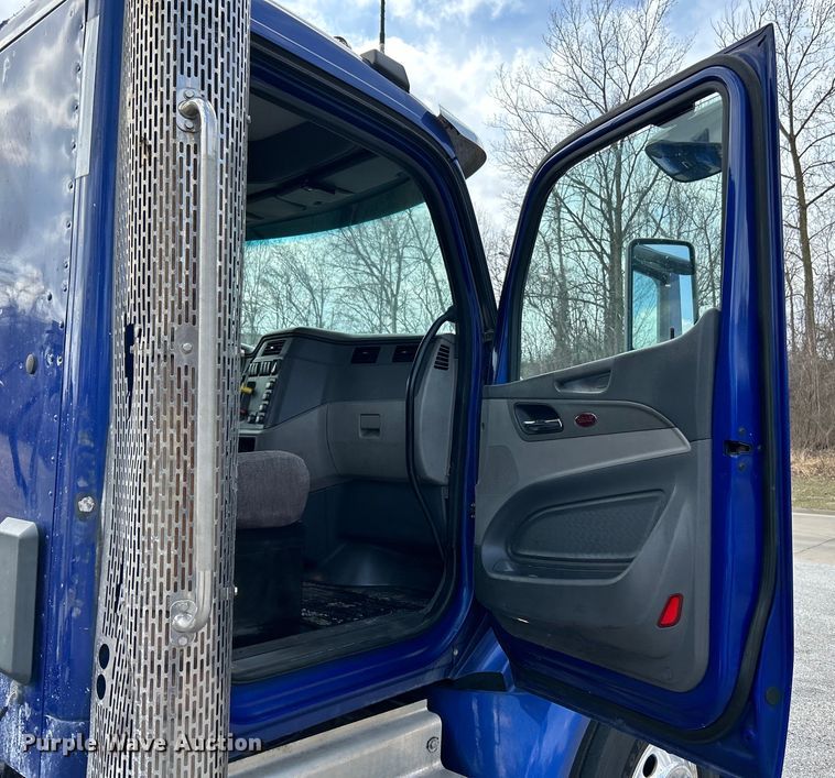 image for item EK4157 2017 Peterbilt 579 semi truck