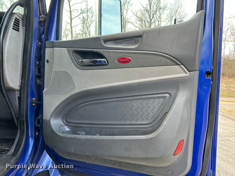 image for item EK4157 2017 Peterbilt 579 semi truck