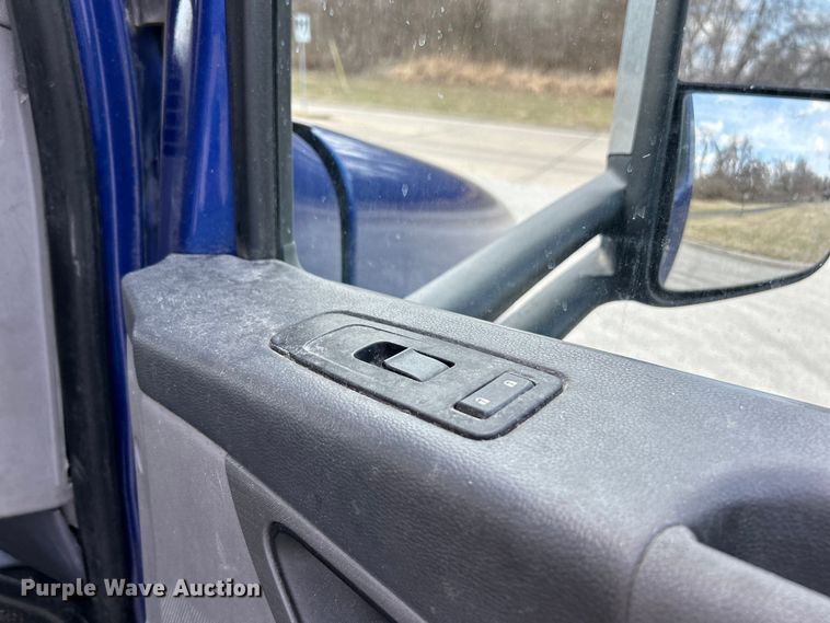 image for item EK4157 2017 Peterbilt 579 semi truck