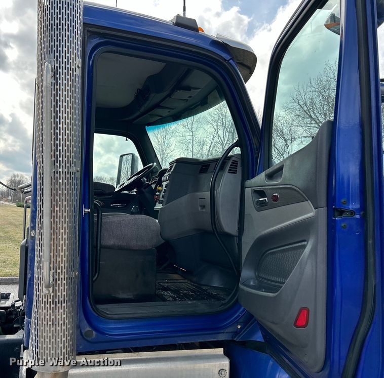 image for item EK4157 2017 Peterbilt 579 semi truck