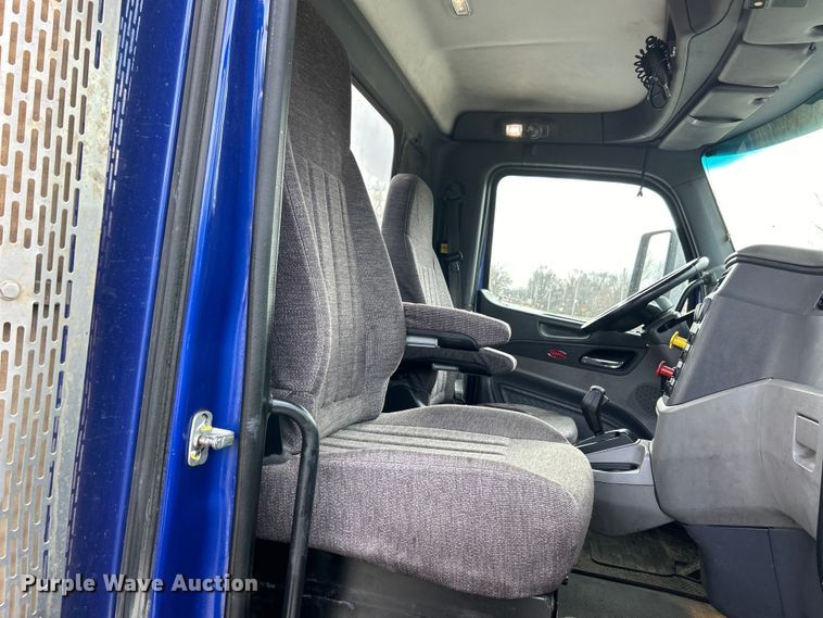 image for item EK4157 2017 Peterbilt 579 semi truck