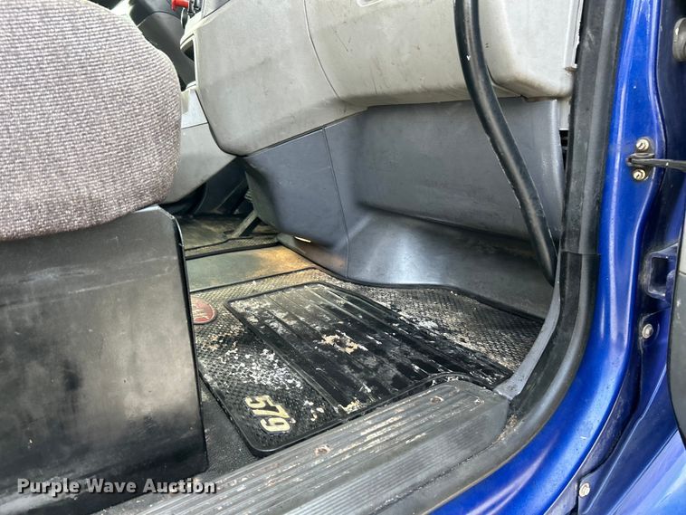 image for item EK4157 2017 Peterbilt 579 semi truck