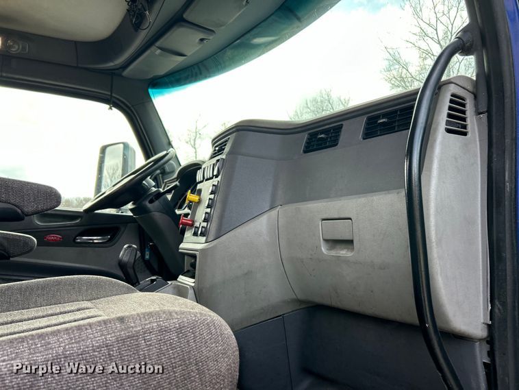 image for item EK4157 2017 Peterbilt 579 semi truck