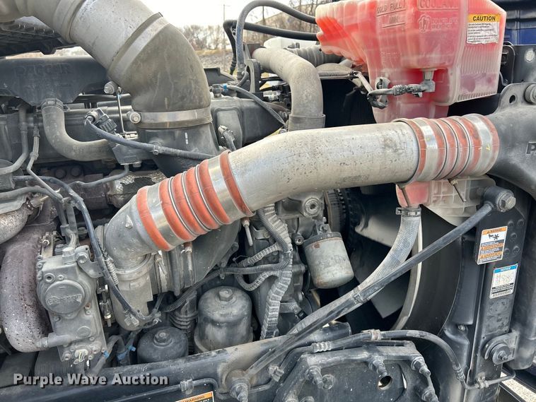 image for item EK4157 2017 Peterbilt 579 semi truck