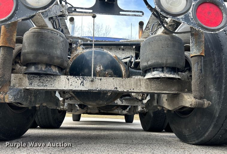 image for item EK4157 2017 Peterbilt 579 semi truck