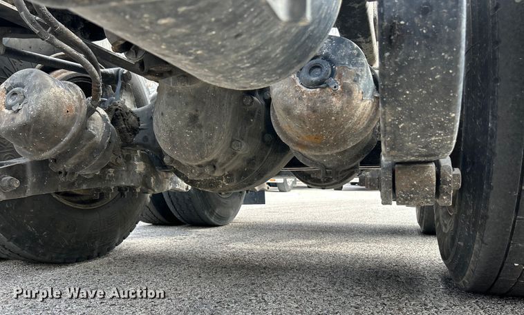 image for item EK4157 2017 Peterbilt 579 semi truck