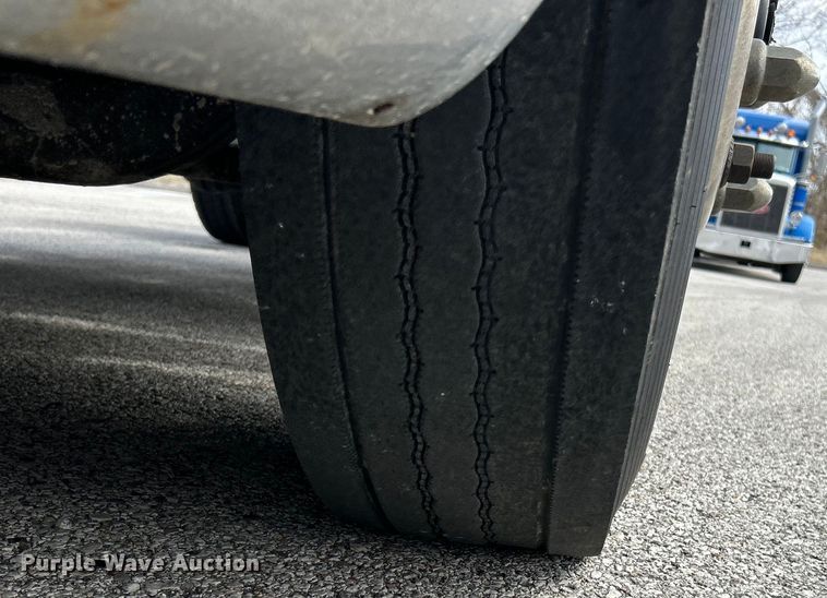 image for item EK4157 2017 Peterbilt 579 semi truck