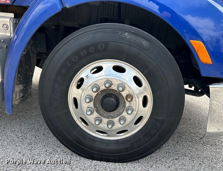 image for item EK4157 2017 Peterbilt 579 semi truck