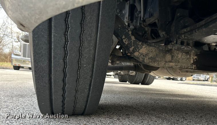 image for item EK4157 2017 Peterbilt 579 semi truck