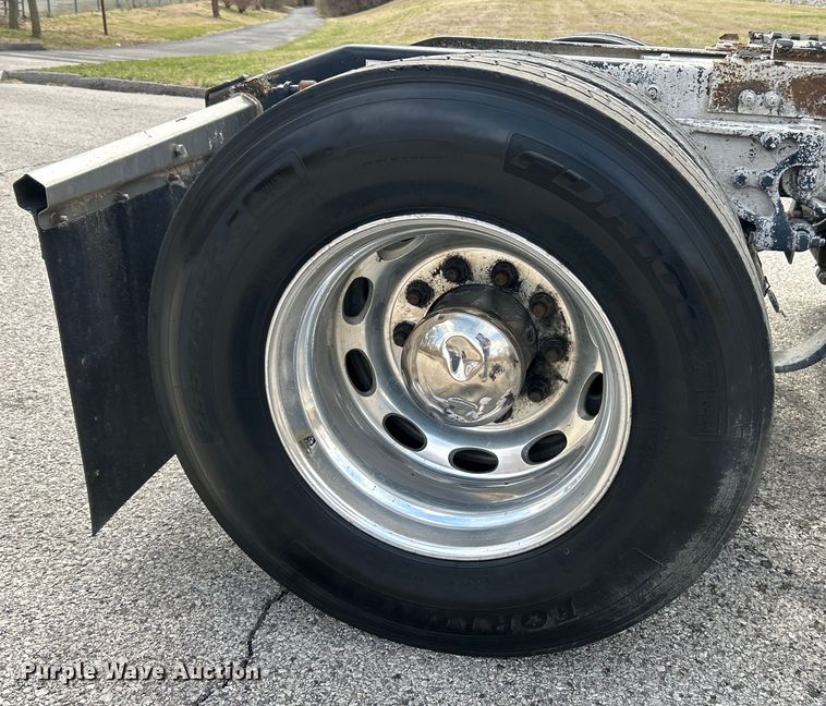 image for item EK4157 2017 Peterbilt 579 semi truck