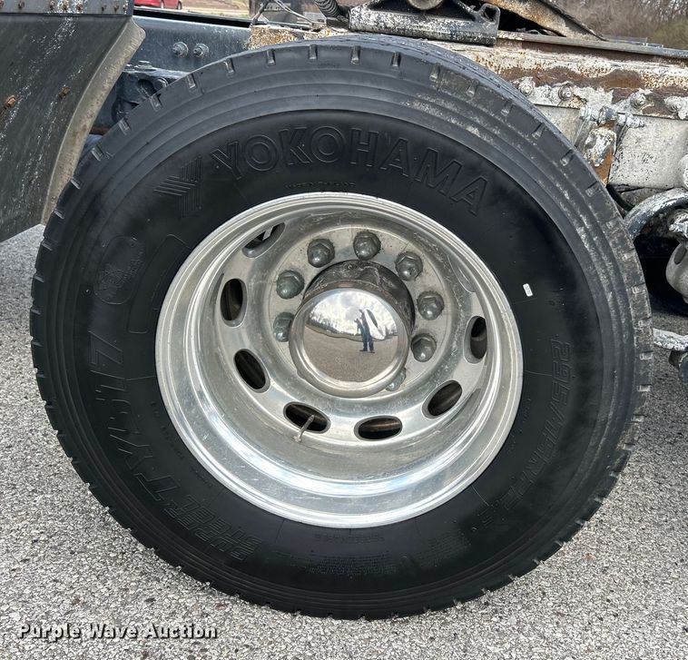 image for item EK4157 2017 Peterbilt 579 semi truck