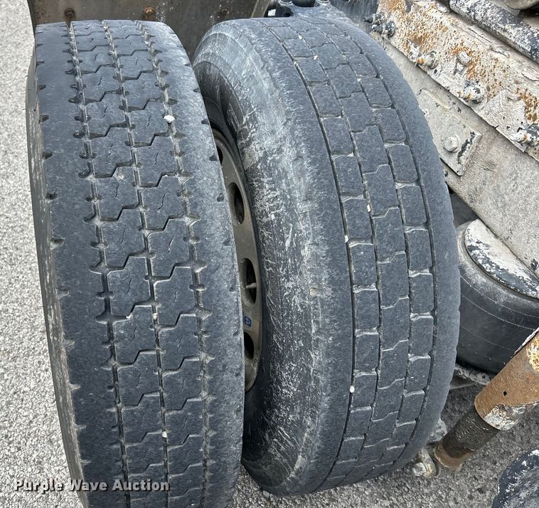 image for item EK4157 2017 Peterbilt 579 semi truck