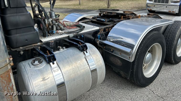 image for item EK4159 2001 Peterbilt 379 semi truck