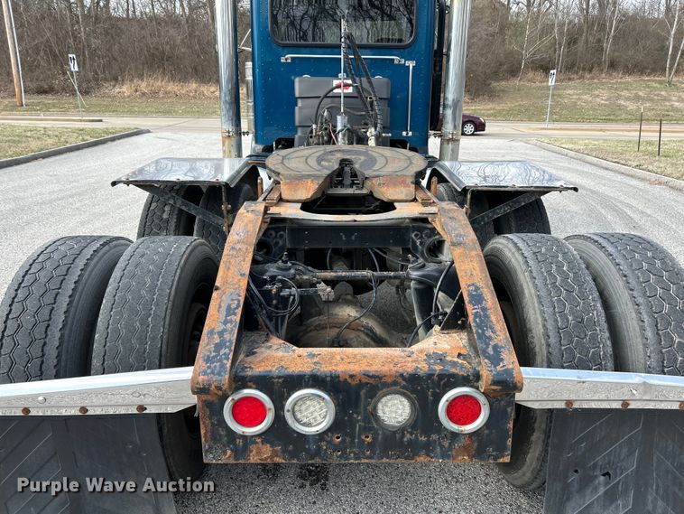 image for item EK4159 2001 Peterbilt 379 semi truck