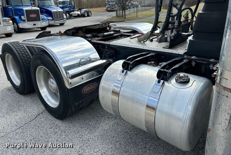 image for item EK4159 2001 Peterbilt 379 semi truck