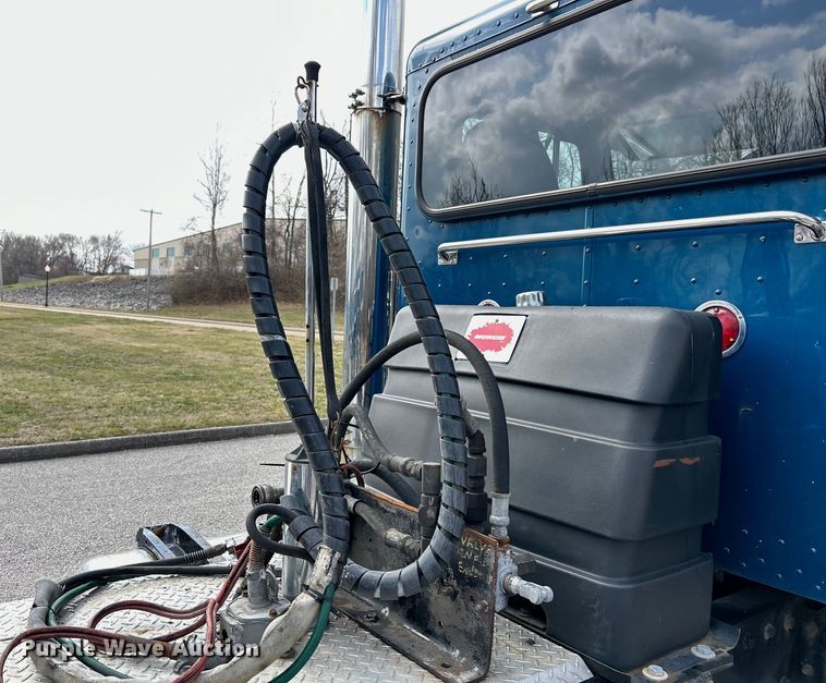 image for item EK4159 2001 Peterbilt 379 semi truck