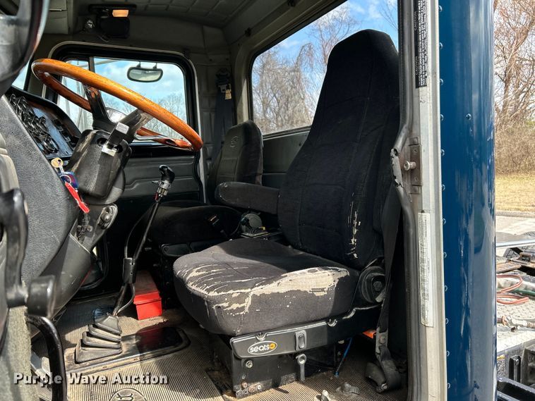 image for item EK4159 2001 Peterbilt 379 semi truck