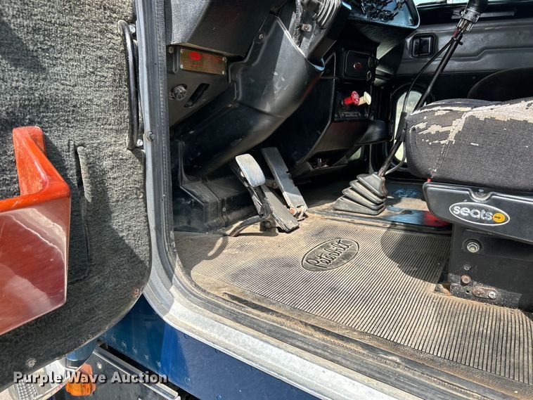 image for item EK4159 2001 Peterbilt 379 semi truck