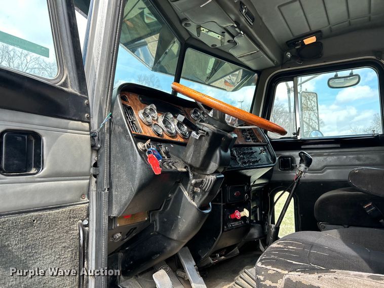 image for item EK4159 2001 Peterbilt 379 semi truck