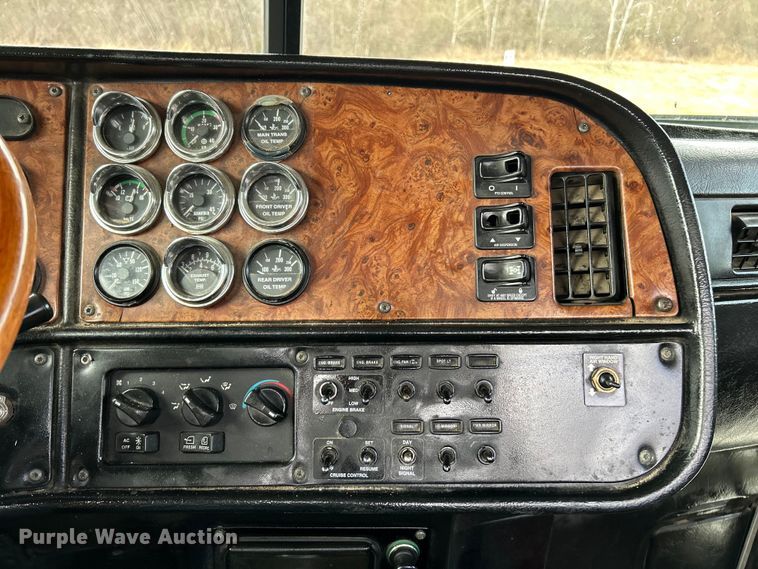 image for item EK4159 2001 Peterbilt 379 semi truck